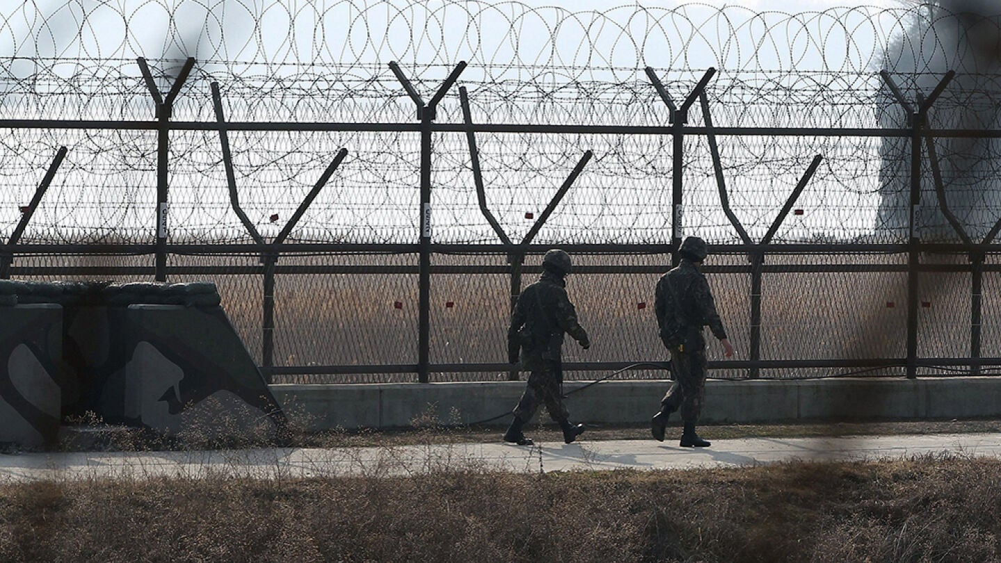 Soldados surcoreanos patrullan la frontera con Corea del Norte 