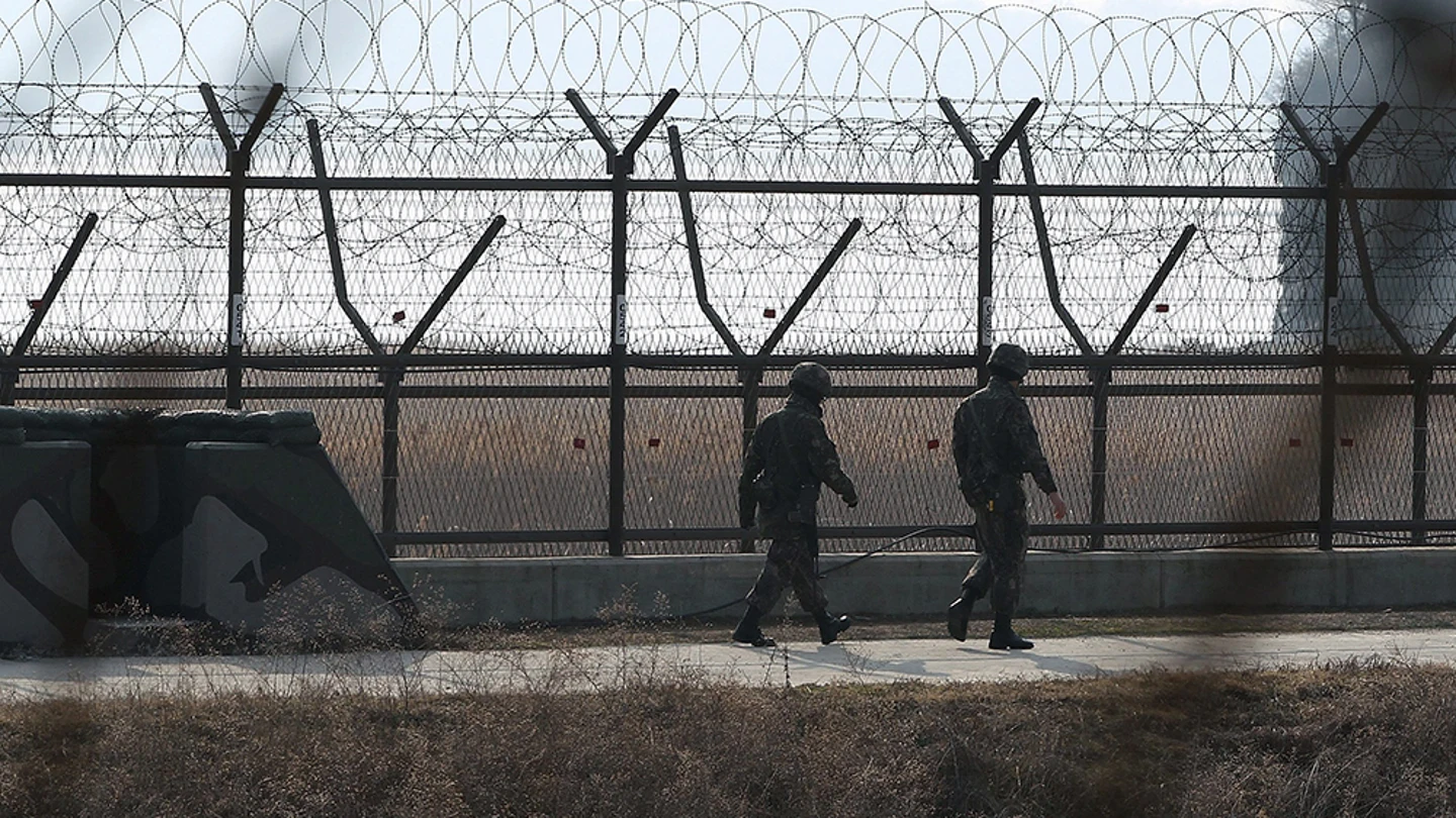 Soldados surcoreanos patrullan la frontera con Corea del Norte Soldados surcoreanos patrullan la frontera con Corea del Norte