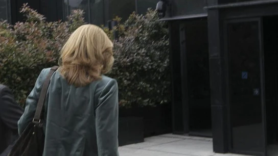 La infanta Cristina, de espaldas antes de entrar al trabajo La infanta Cristina, de espaldas antes de entrar al trabajo