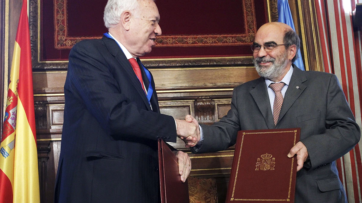 Jos&eacute; Manuel Garc&iacute;a-Margallo y el director general de la FAOU, Jos&eacute; Graziano da Silva, se intercambian documentaci&oacute;n tras la firma de un acuerdo para la apertura de una oficina en Madrid de este organismo internacional.