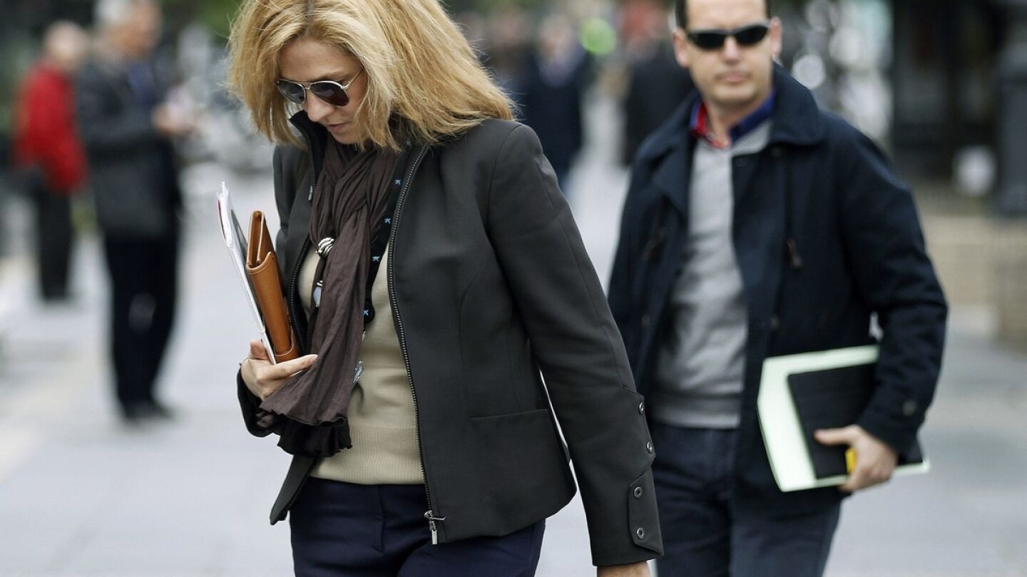 Infanta llegando a su puesto de trabajo.