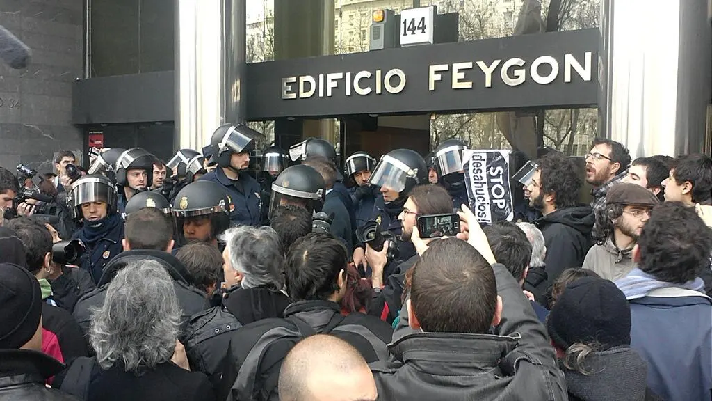 Tensión frente a la casa de la anciana con Alzehimer