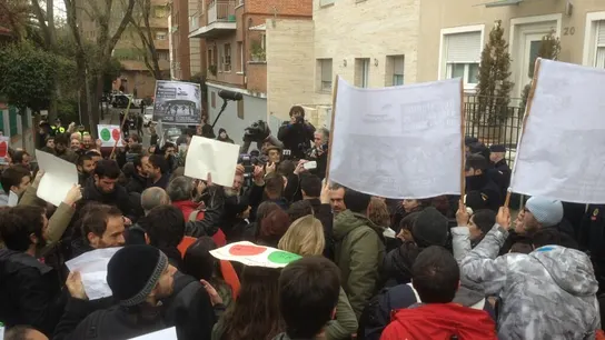 'Escrache' de activistas del PAH ante la vivienda de Soraya Sáenz de Santamaría 'Escrache' de activistas del PAH ante la vivienda de Soraya Sáenz de Santamaría