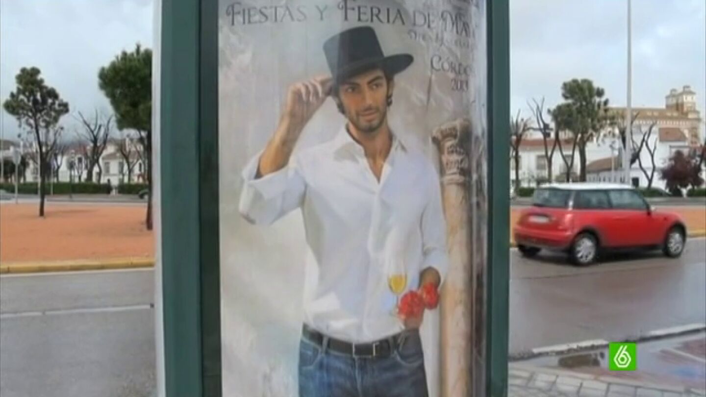 Un hombre en vaqueros rompe la tradici&oacute;n de los carteles festivos de C&oacute;rdoba