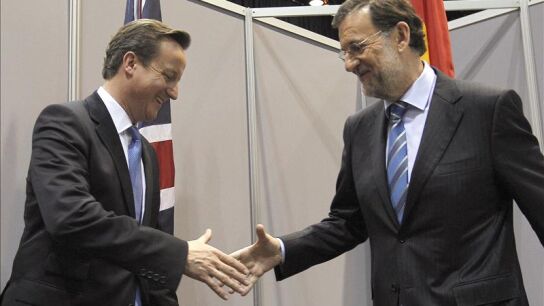 El presidente del Gobierno, Mariano Rajoy, saluda al primer ministro brit&aacute;nico
