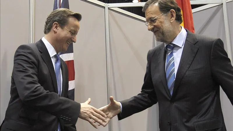 El presidente del Gobierno, Mariano Rajoy, saluda al primer ministro brit&aacute;nico