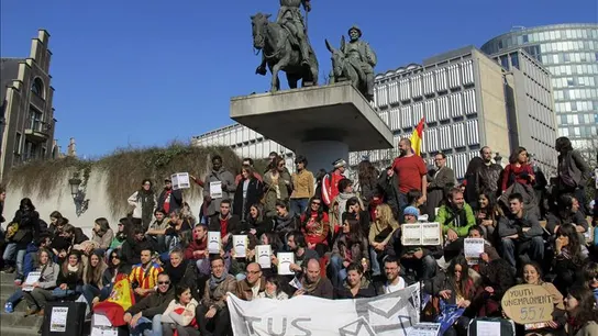 Centenares de jóvenes españoles denuncian su exilio forzoso a otros países Centenares de jóvenes españoles denuncian su exilio forzoso a otros países