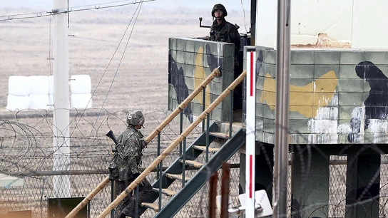Soldados surcoreanos vigilan en un puesto de centinela en la Zona Desmilitarizada Soldados surcoreanos vigilan en un puesto de centinela en la Zona Desmilitarizada