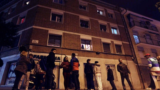Varios vecinos ante el n&uacute;mero 1 de la plaza Pastrana, en Barcelona