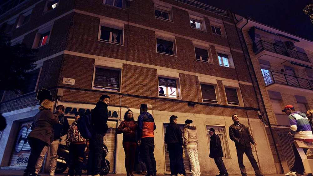 Varios vecinos ante el número 1 de la plaza Pastrana, en Barcelona