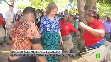  La reina Sofía deslumbra bailando la 'chingomana' en Mozambique