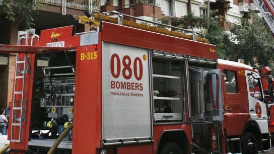  Bomberos durante las labores de extinci&oacute;n de un incendio