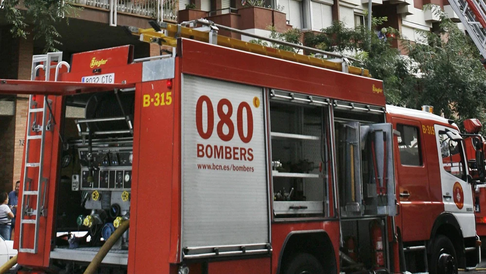 Bomberos durante las labores de extinción de un incendio Bomberos durante las labores de extinción de un incendio