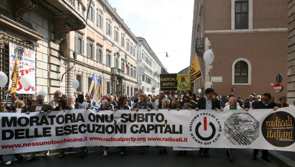 Personas manifestándose en Roma para pedir a Naciones Unidas una moratoria urgente de la pena de muerte.