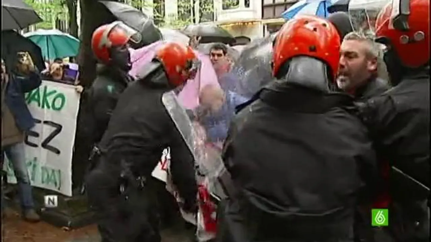 Ertzainas y activistas de la PAH se enfrentan ante la sede del Kutxabank Ertzainas y activistas de la PAH se enfrentan ante la sede del Kutxabank