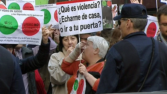 Activistas antideshaucios protestan ante la casa del presidente del Congreso, Jesús Posada. Activistas antideshaucios protestan ante la casa del presidente del Congreso, Jesús Posada.