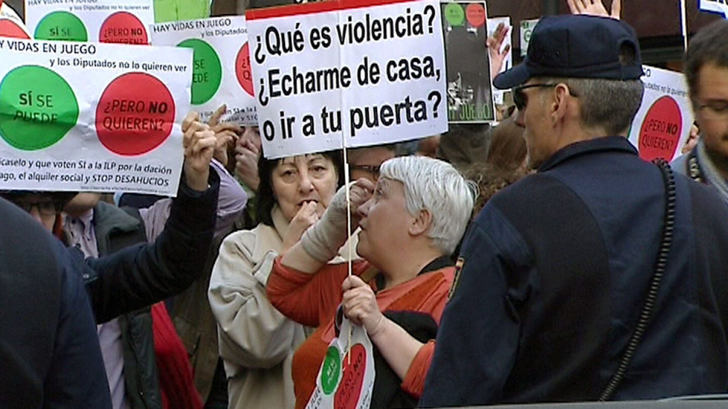 Activistas antideshaucios protestan ante la casa del presidente del Congreso, Jes&uacute;s Posada.