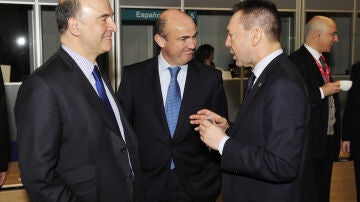 Luis de Guindos conversa con los ministros de Finanzas francés y griego