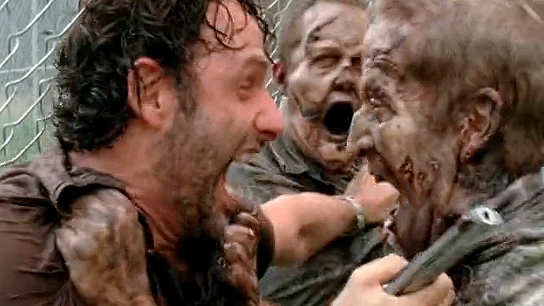 Rick lucha contra los zombies Rick lucha contra los zombies