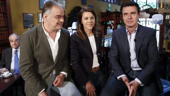 La secretaria general del PP, María Dolores de Cospedal; el ministro de Industria, José Manuel Soria (d), y el vicesecretario general de Estudios y Programas, Esteban González Pons, La secretaria general del PP, María Dolores de Cospedal; el ministro de Industria, José Manuel Soria (d), y el vicesecretario general de Estudios y Programas, Esteban González Pons,