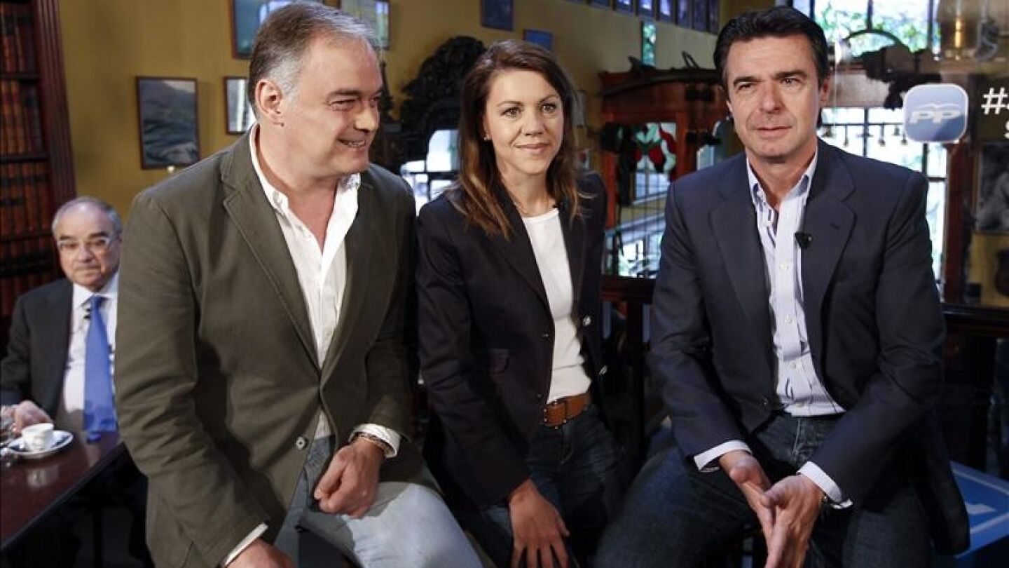 La secretaria general del PP, Mar&iacute;a Dolores de Cospedal; el ministro de Industria, Jos&eacute; Manuel Soria (d), y el vicesecretario general de Estudios y Programas, Esteban Gonz&aacute;lez Pons,