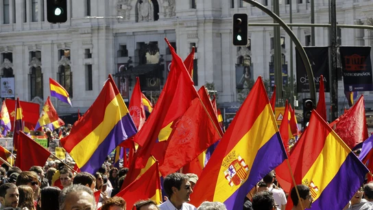 Manifestantes bajo el lema 'Abajo el régimen monárquico. Por la III República. Contra la impunidad del franquismo. No al pago de la deuda'. Manifestantes bajo el lema 'Abajo el régimen monárquico. Por la III República. Contra la impunidad del franquismo. No al pago de la deuda'.