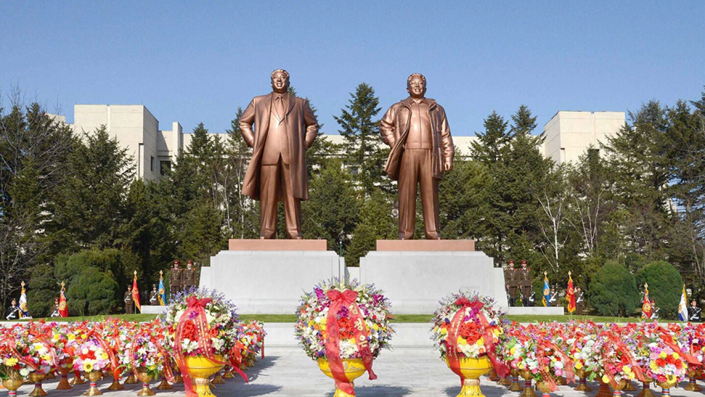Estatuas del l&iacute;der norcoreano Kim Il-su0ng y su hijo Kim Jong-il en Pyongyang, 