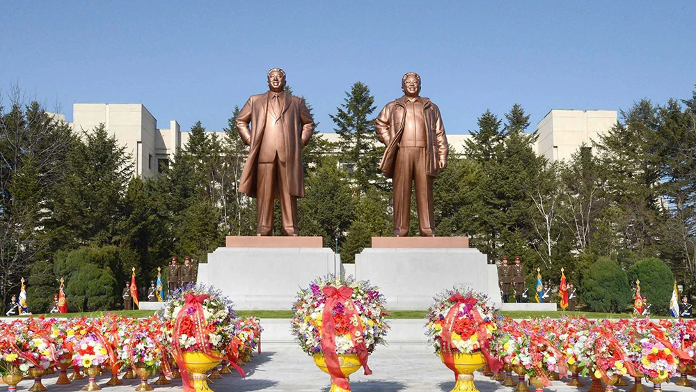 Estatuas del líder norcoreano Kim Il-su0ng y su hijo Kim Jong-il en Pyongyang, 