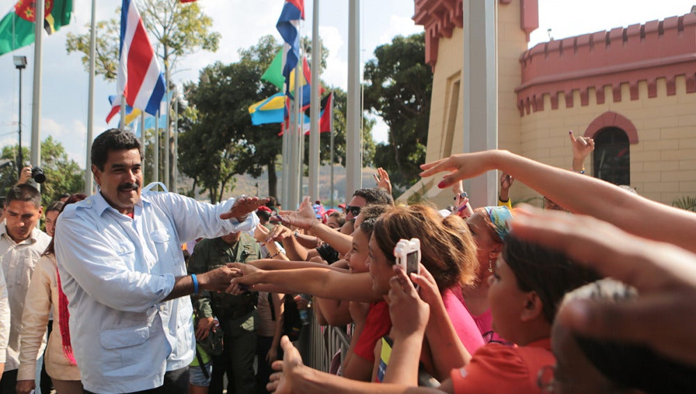 Nicolás Maduro saluda a sus votantes