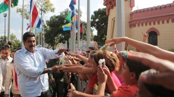 Nicolás Maduro saluda a sus votantes