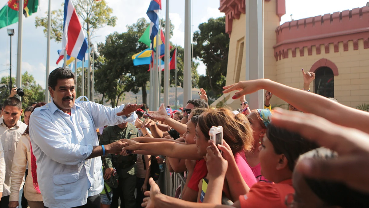 Nicolás Maduro saluda a sus votantes