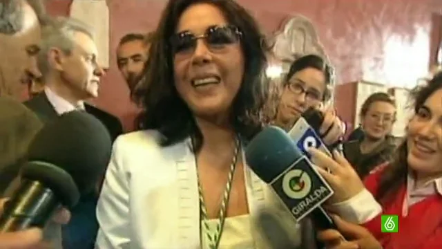 Isabel Pantoja posa con su medalla honor&iacute;fica en 2002