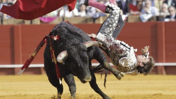 'El Juli', operado de urgencia tras una fuerte cogida