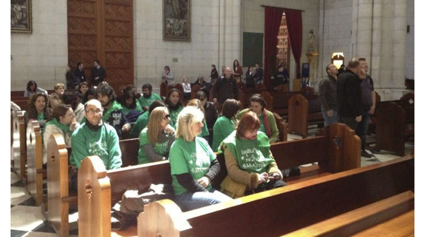 La polic&iacute;a desaloja a los profesores encerrados en la catedral de La Almudena