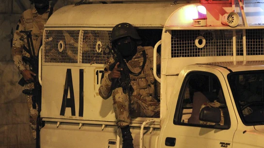 Policía paquistaní patrullando Policía paquistaní patrullando