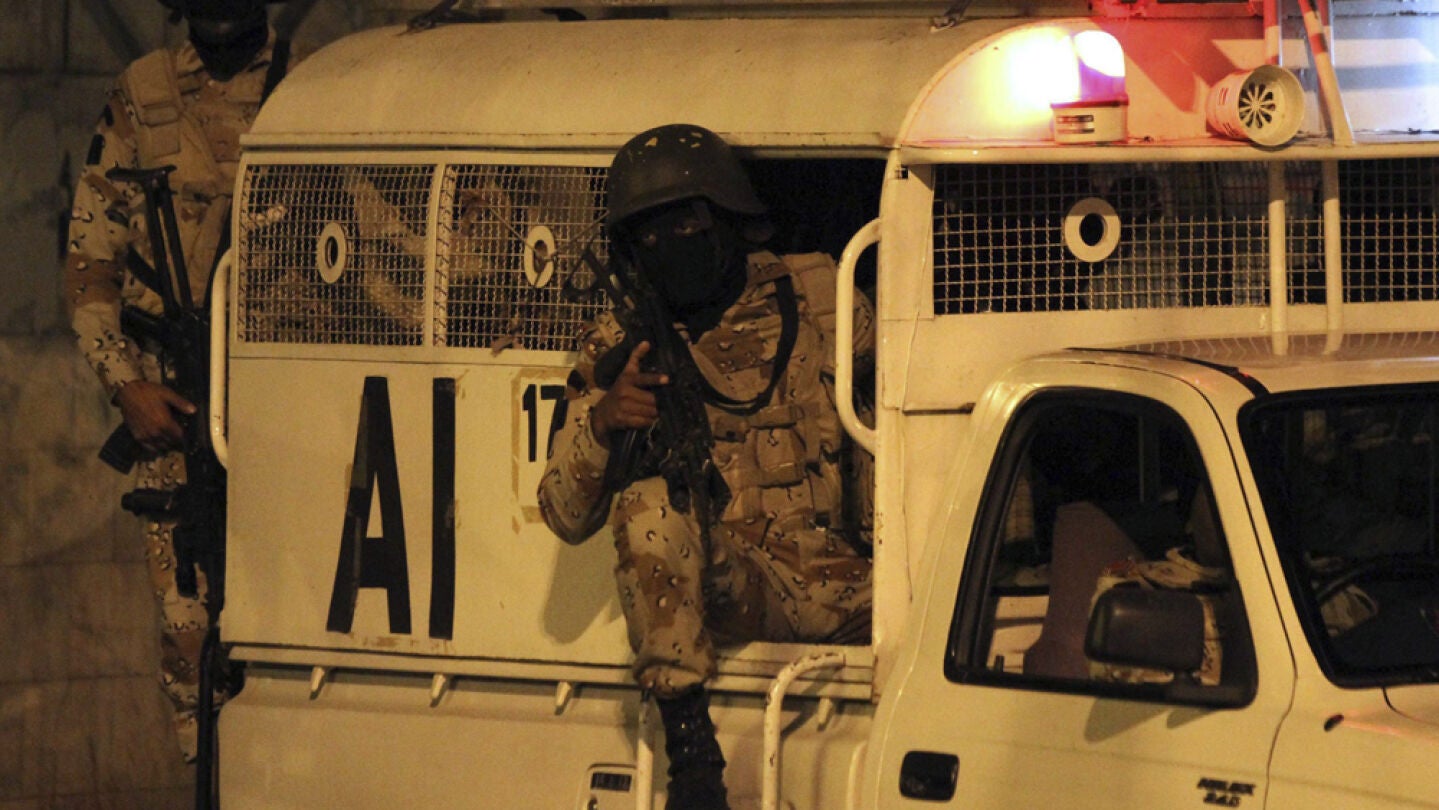 Polic&iacute;a paquistan&iacute; patrullando