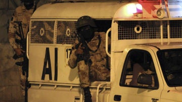 Policía paquistaní patrullando