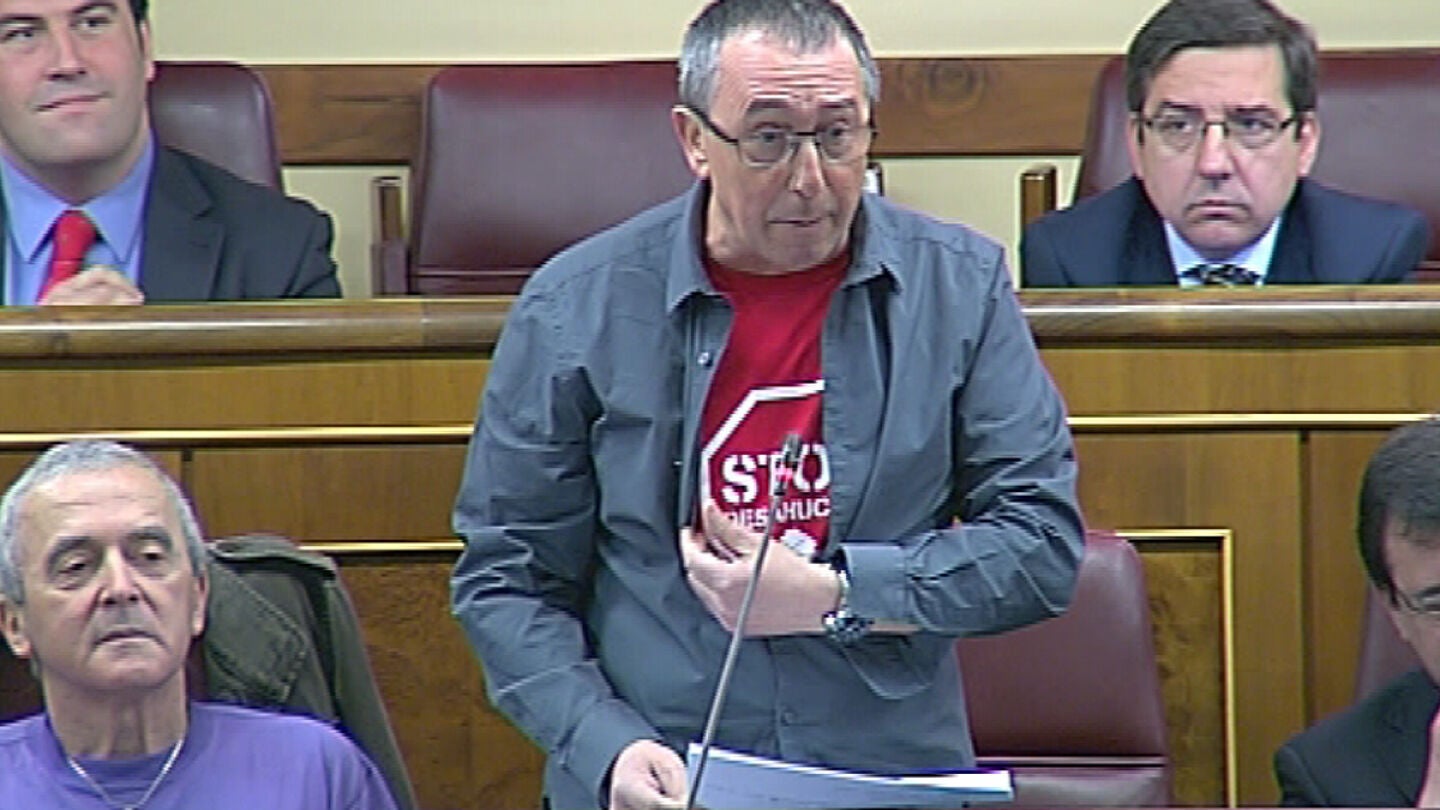 Baldov&iacute; muestra la camiseta de Stop Desahucios en el Congreso