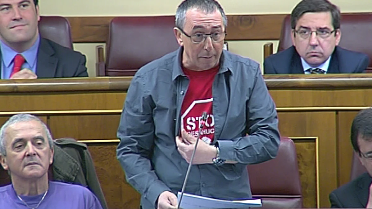 Baldoví muestra la camiseta de Stop Desahucios en el Congreso