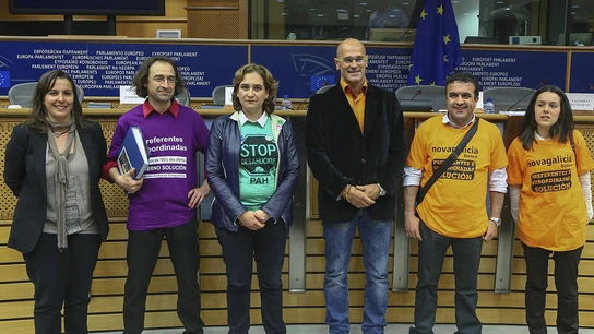 Ada Colau junto a varios grupos de afectados por las preferentes. Ada Colau junto a varios grupos de afectados por las preferentes.