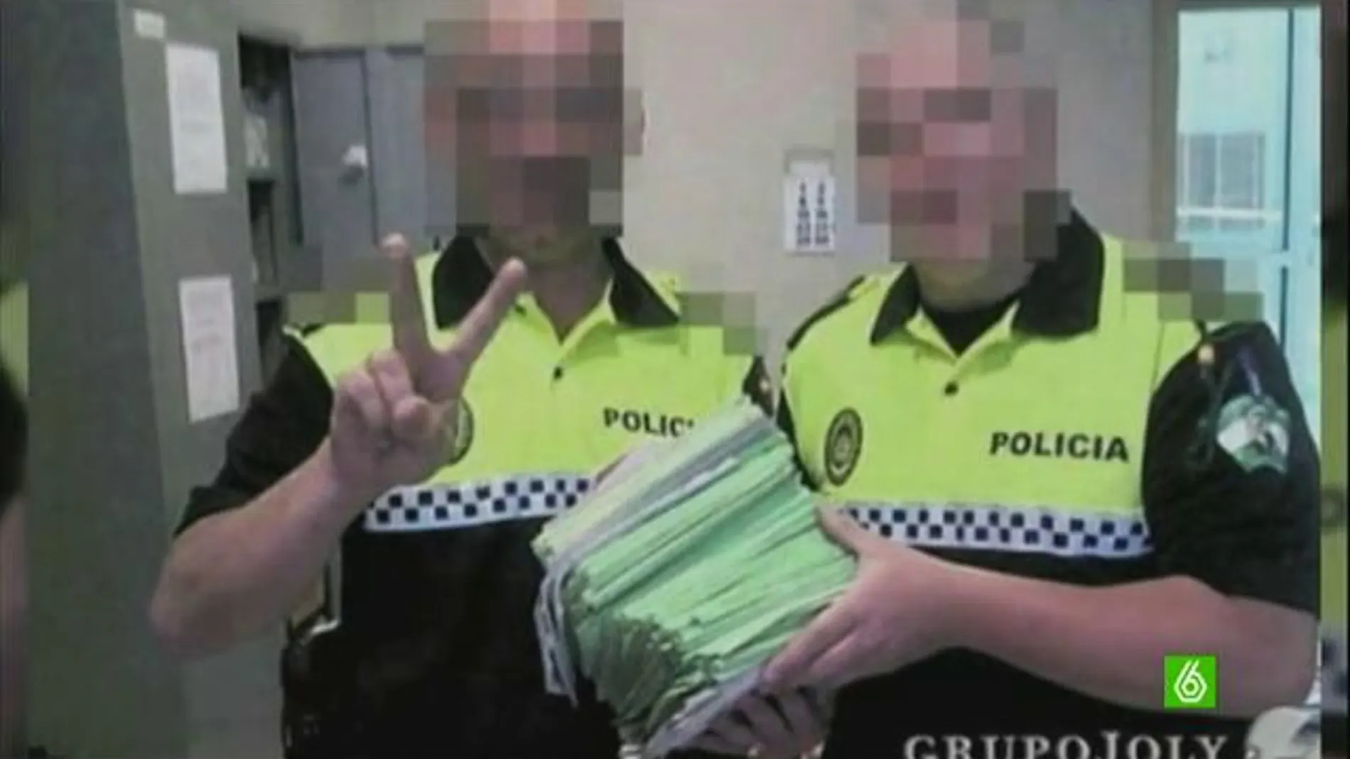 Polémica por la foto de dos policías sevillanos presumiento junto a un montón de multas