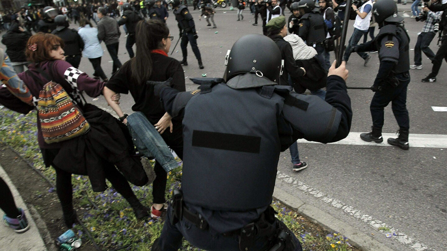 La Polic&iacute;a carga en Neptuno para dispersar a los manifestantes.
