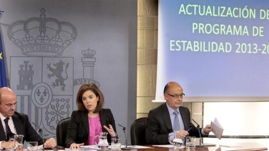 a vicepresidenta del Gobierno, Soraya S&aacute;enz de Santamar&iacute;a, acompa&ntilde;ada de los ministro de Econom&iacute;a, Luis de Guindos (i) y Hacienda, Crist&oacute;bal Montoro