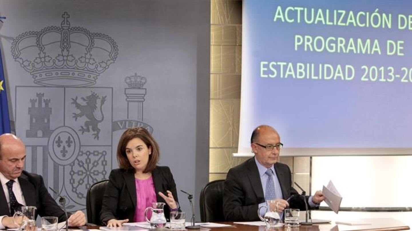 a vicepresidenta del Gobierno, Soraya S&aacute;enz de Santamar&iacute;a, acompa&ntilde;ada de los ministro de Econom&iacute;a, Luis de Guindos (i) y Hacienda, Crist&oacute;bal Montoro