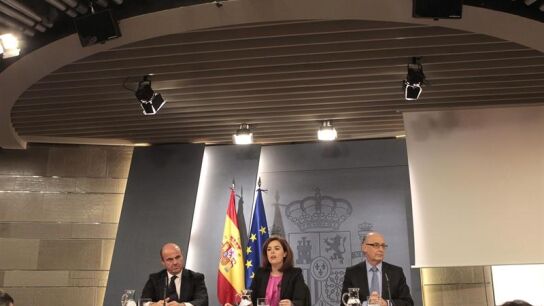 Soraya S&aacute;enz de Santamar&iacute;a, Luis de Guindos y Crist&oacute;bal Montoro en rueda de prensa