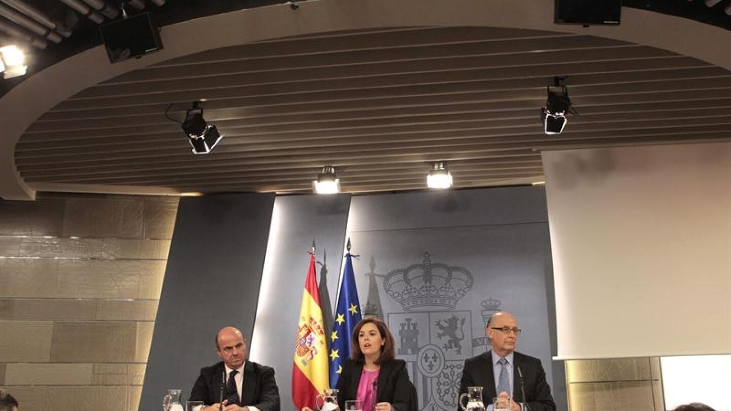 Soraya S&aacute;enz de Santamar&iacute;a, Luis de Guindos y Crist&oacute;bal Montoro en rueda de prensa