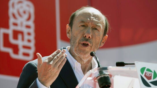 Rubalcaba pide a Rajoy que se deje "ayudar por el PSOE"