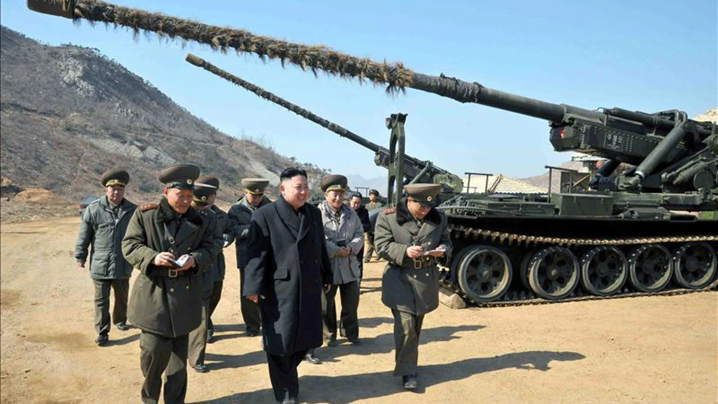 El líder norcoreano Kim Jong-un inspecciona un cañón de largo alcance en Pyongyang (Corea del Norte). El líder norcoreano Kim Jong-un inspecciona un cañón de largo alcance en Pyongyang (Corea del Norte).