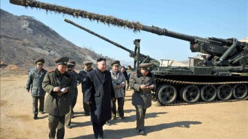 El líder norcoreano Kim Jong-un inspecciona un cañón de largo alcance en Pyongyang (Corea del Norte).