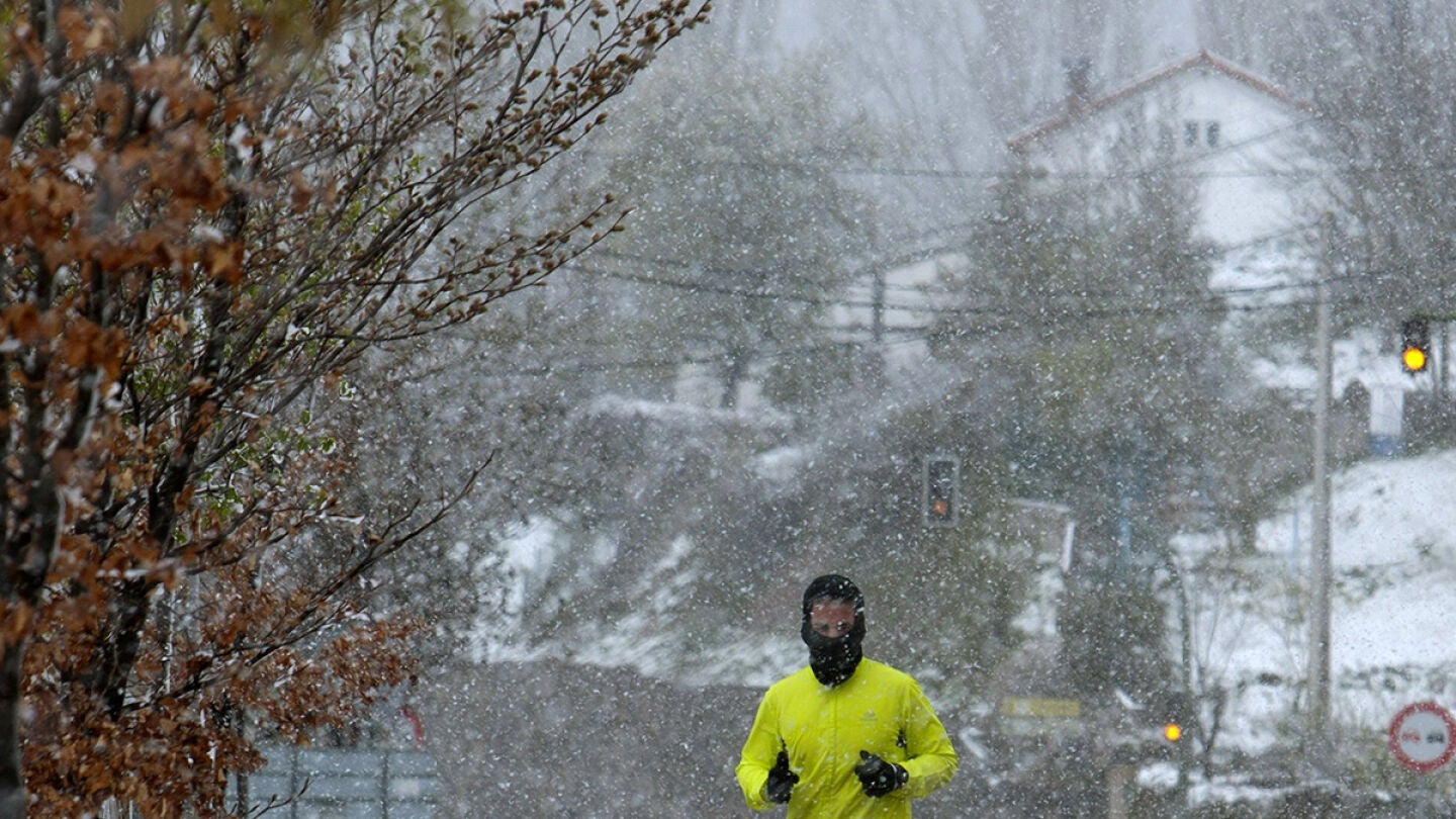 La nieve y las fuertes lluvias obligan a sacar la bufanda en media Espa&ntilde;a
